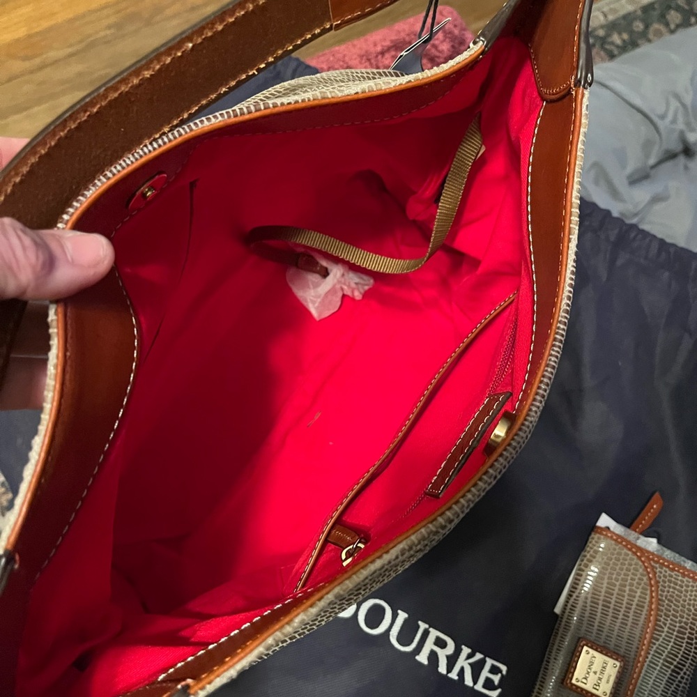 Dooney & Bourke ED196 Tallulah Handbag & wallet. Bag H 13" x W 14.25" x L 16" - Picture 6 of 8